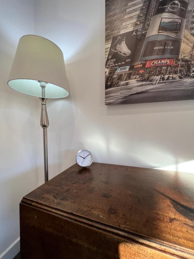Modern Flat In Central Egham By Windsor Castle, Staines-Upon-Thames And Heathrow Airport Εξωτερικό φωτογραφία