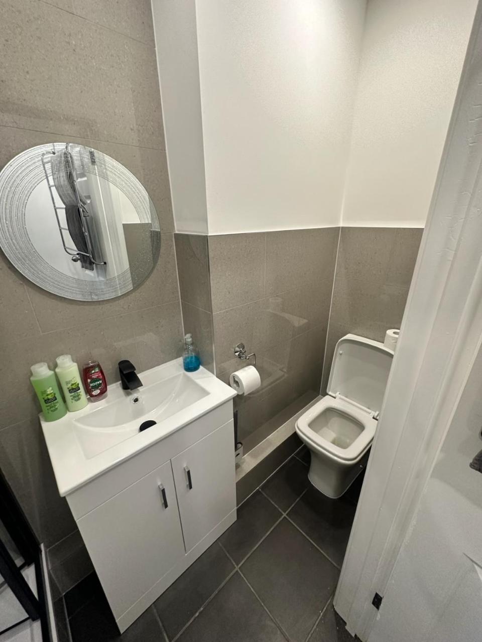 Modern Flat In Central Egham By Windsor Castle, Staines-Upon-Thames And Heathrow Airport Εξωτερικό φωτογραφία